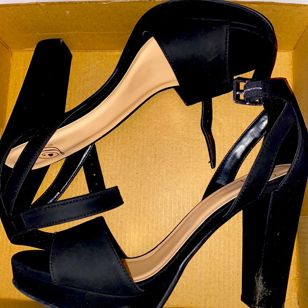 Selling www.MyDeliciousShoes.com for 50 dollars, They have only been warren once